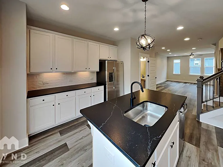 586 W End Dr — Photo 7