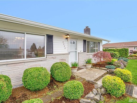 2nd image of 2228 Lowell Pl