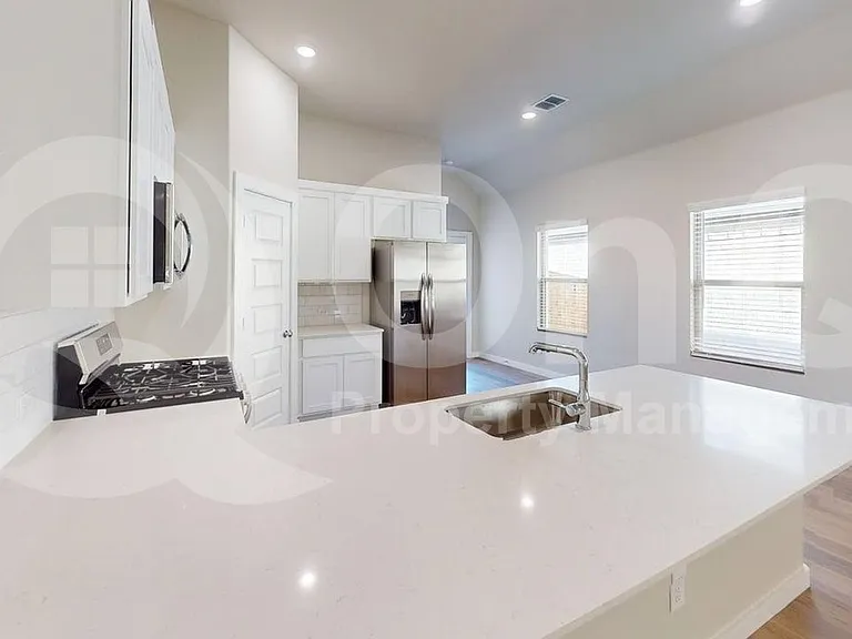 1004 Knox River Dr — Photo 6