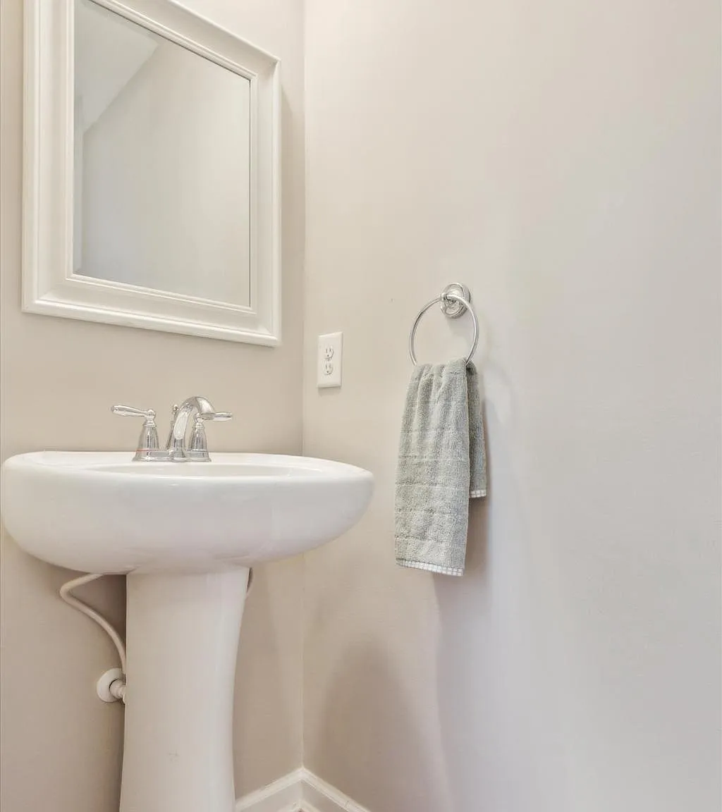 3 bed, 2.5 bath, 2240 sqft, $2,900 — Photo 3