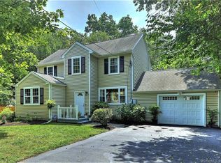 29 Winslow Rd, Trumbull, CT 06611