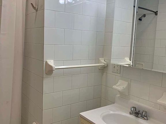 5th image of 223 E 85th St #9A