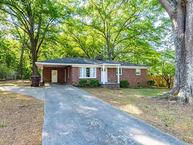 308 Buchanan Cir — Photo 1