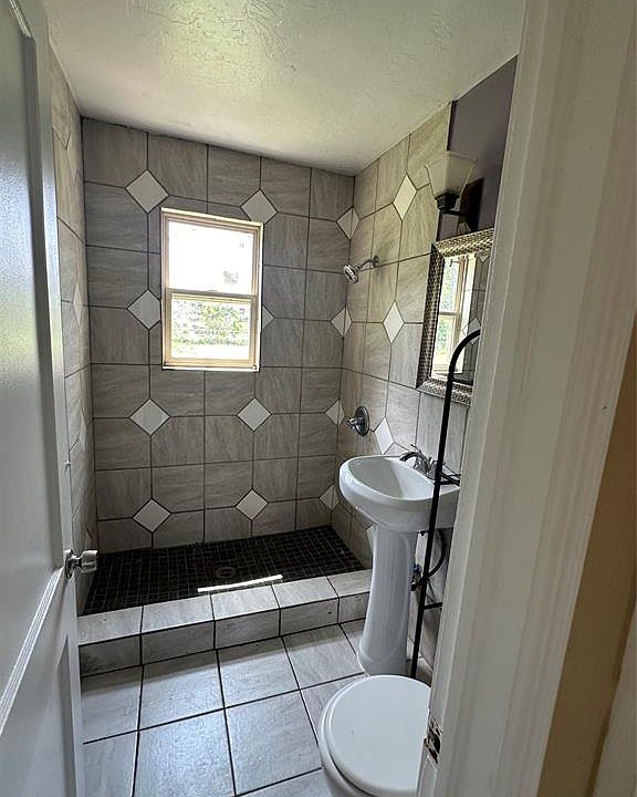 1st image of 520 SE 46th St