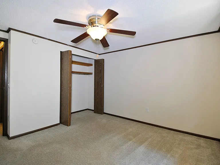 Surrey Park Apartments — Photo 7