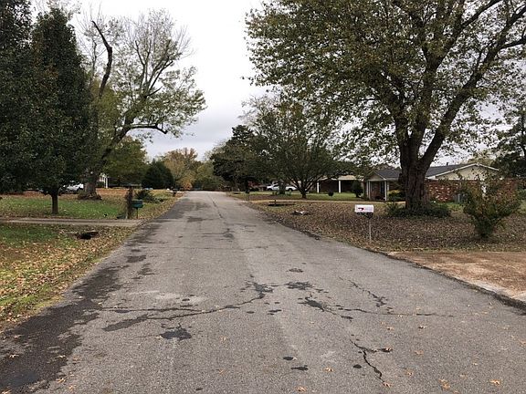4th image of 210 Leona Dr