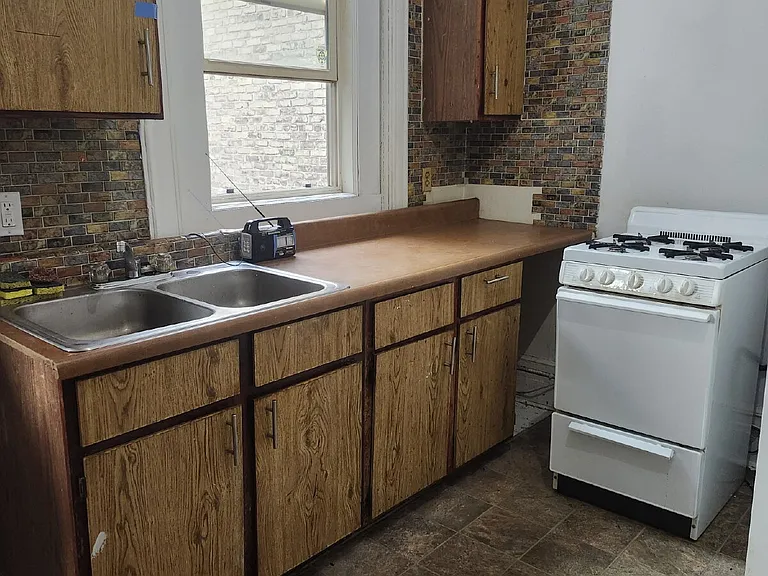 113 E 3rd St — Photo 3