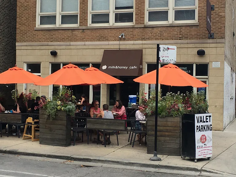 Many local dining and entertainment options within 5 mins
