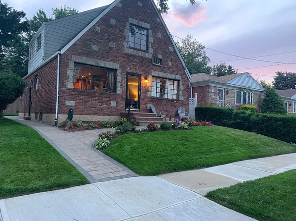 6452 213th St, Oakland Gardens, NY 11364