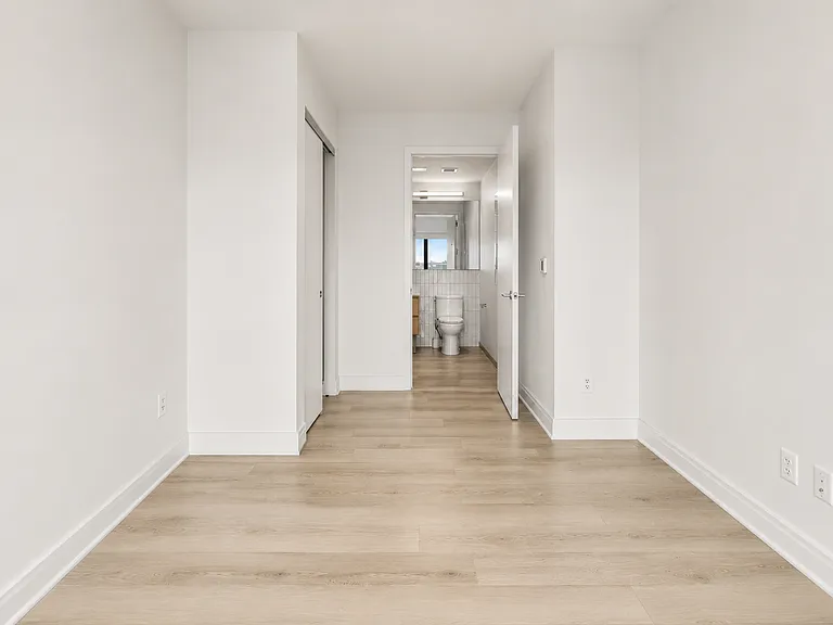 10-25 Jackson Ave #10A — Photo 2
