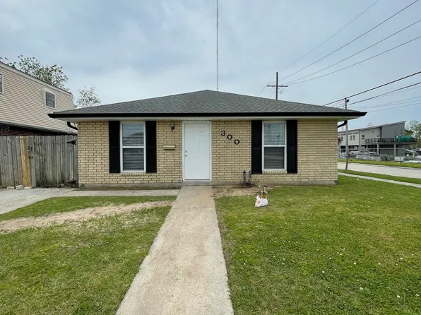 300 E Magnolia Dr, Chalmette, LA 70043