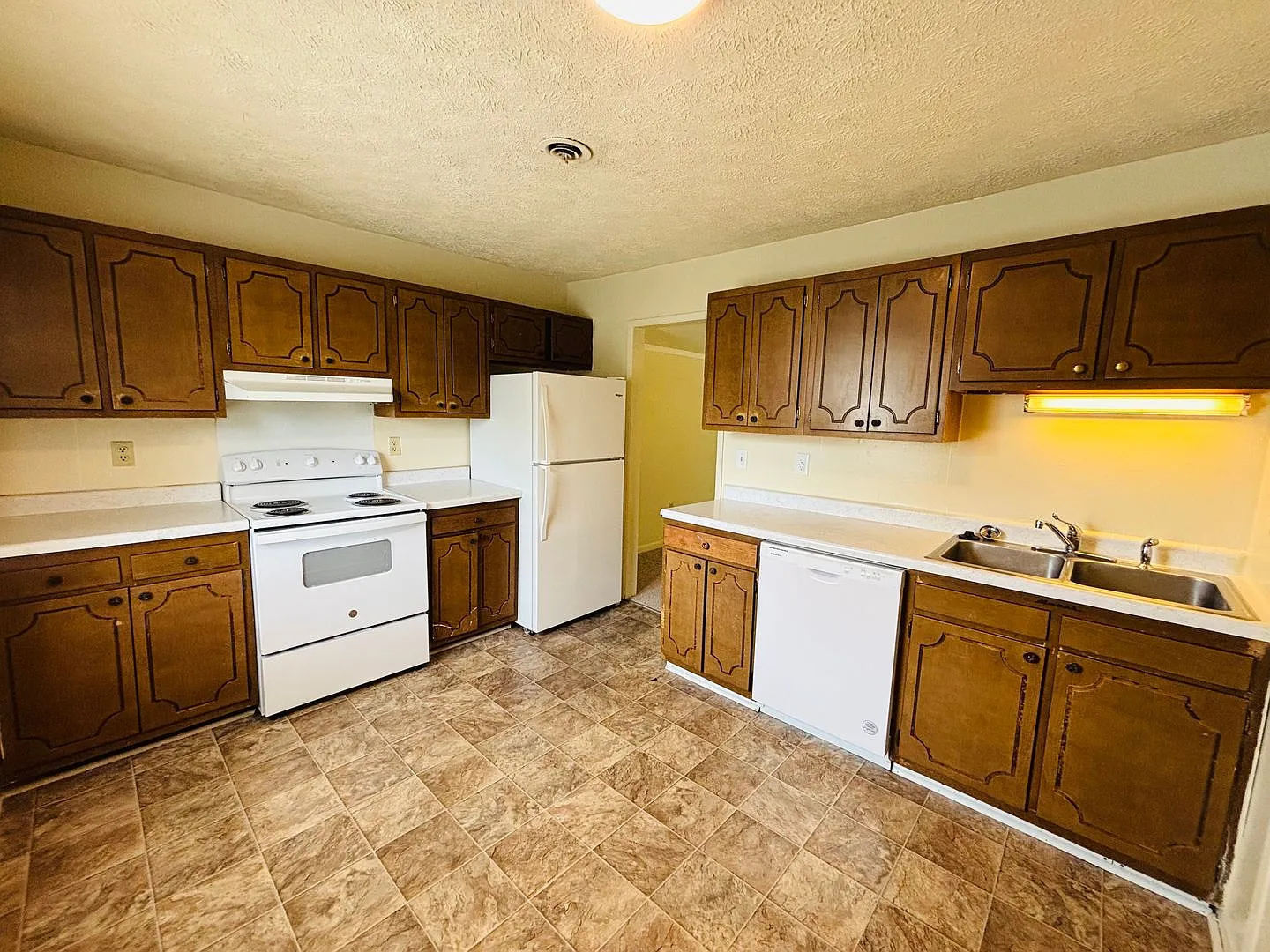 3 Bedroom 1.5 Bath Townhouse — Photo 2