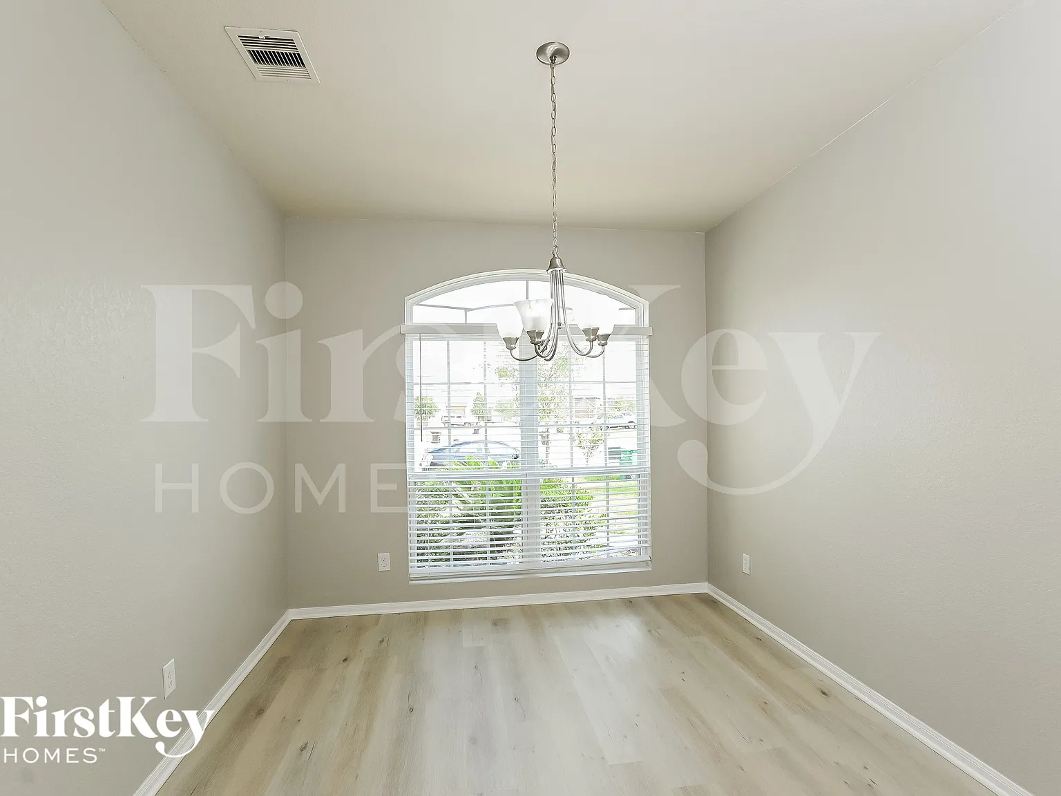 4 bed, 2.5 bath, 2390 sqft, $2,160 — Photo 4