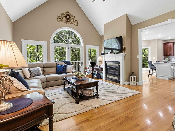 5th image of 90 Briar Ln