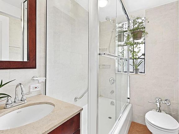 5th image of 333 E 43rd St APT 502