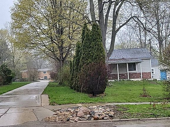 3rd image of 525 E Saint Clair St