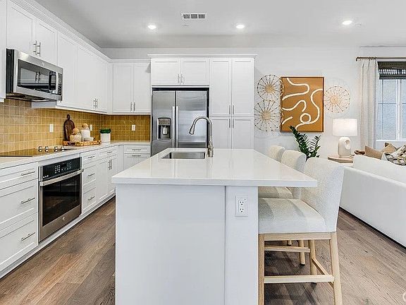 3rd image of 1360 Thunderbolt Ln