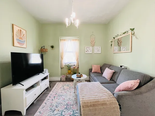 225 Knight St APT 6, Providence, RI 02909