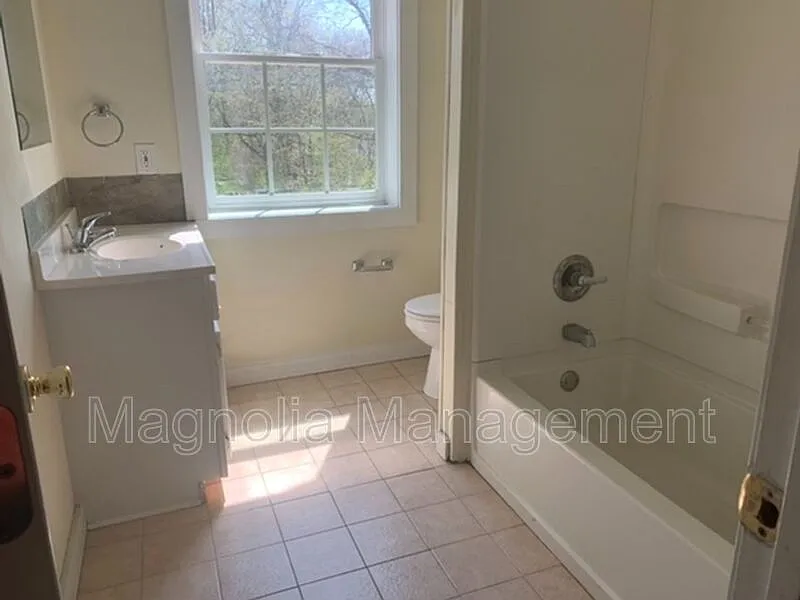 3 bed, 1.0 bath, $925 — Photo 4