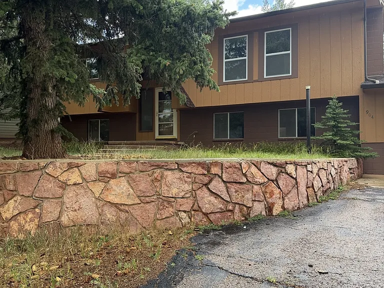 904 W Lorraine Ave — Photo 1