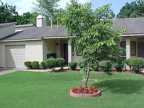 Lovely cottage with manicured lawn
