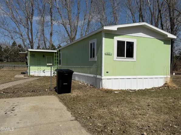 610 Yorkshire Ln, Bismarck, ND 58504