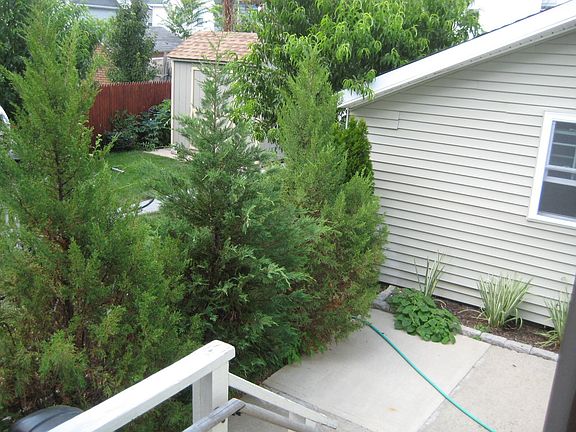 4th image of 159 Beekman Avenue # First Floor