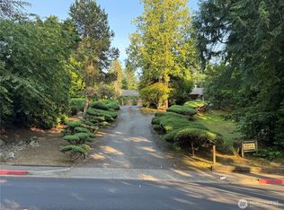 8855 Points Dr NE, Clyde Hill, WA