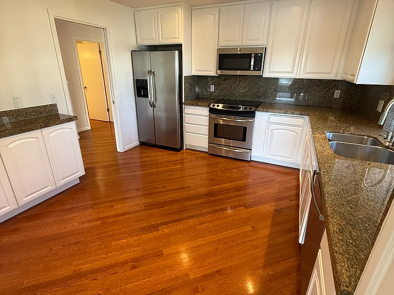 6052 Shelter Bay Ave — Photo 4