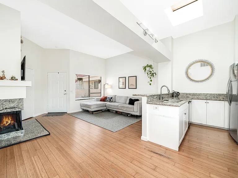 61 Pearl — Photo 4