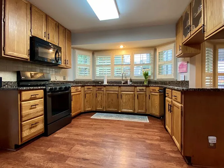 2 Eastbrook Ct — Photo 4
