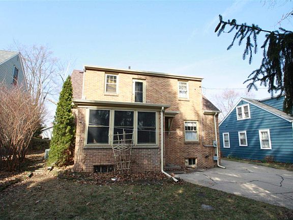 3rd image of 305 N Oak Knolls Ave