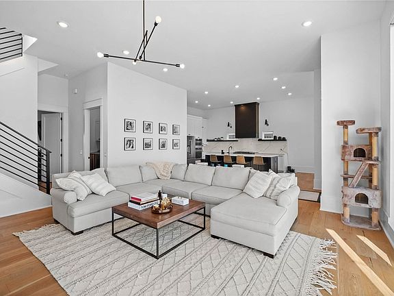 5th image of 2105 E Panorama Pl