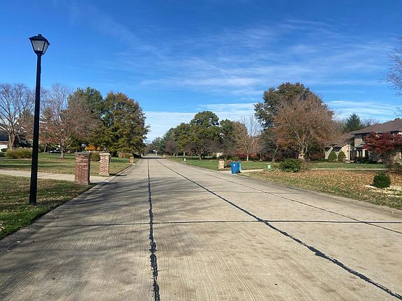 5th image of 512 E Waters Edge Dr