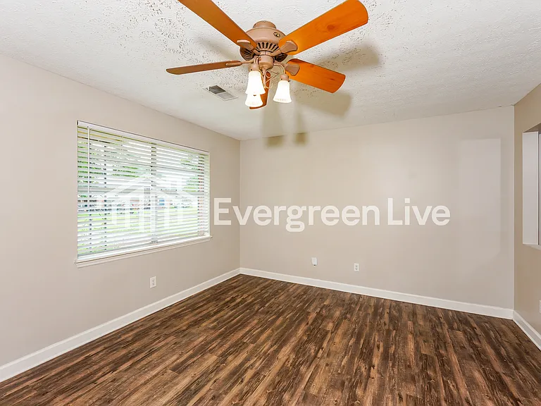 106 Meadowgreen Rd — Photo 3