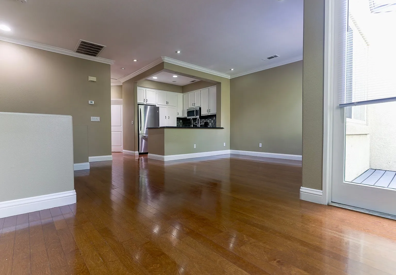 3 bed, 1044 sqft, $3,500 — Photo 3