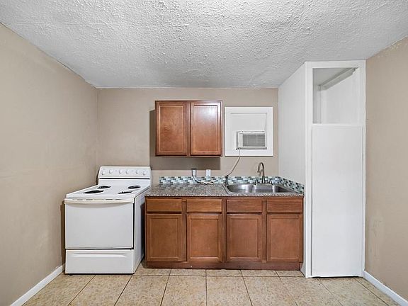 4th image of 2400-2400 Boss St #3