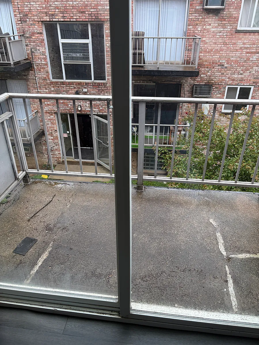 Building Photo - 2648 Harrison Ave #15