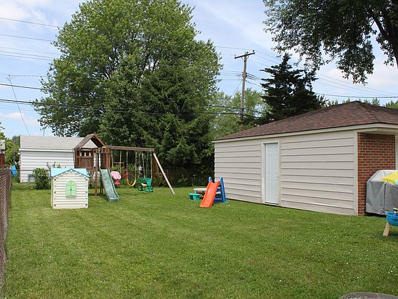 4th image of 32758 Parkwood St