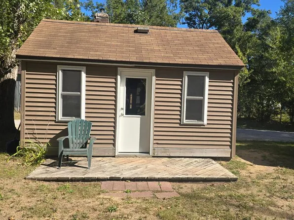 Woodhaven Rental Cottages in Indian River, 5115 S Straits Hwy Cabin 8, Indian River, MI 49749