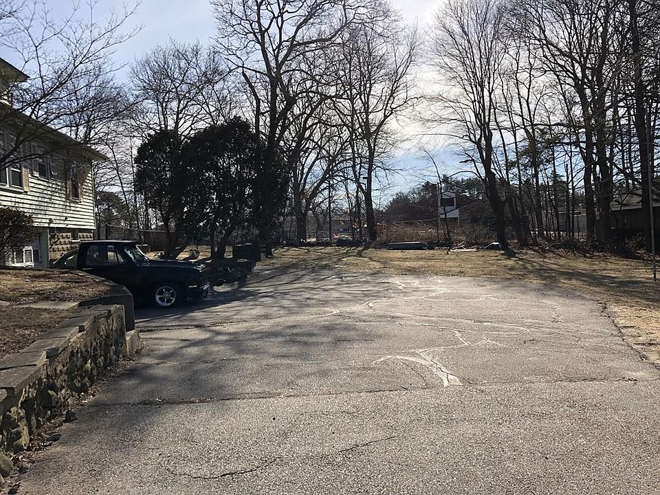 2nd image of 924 Main St