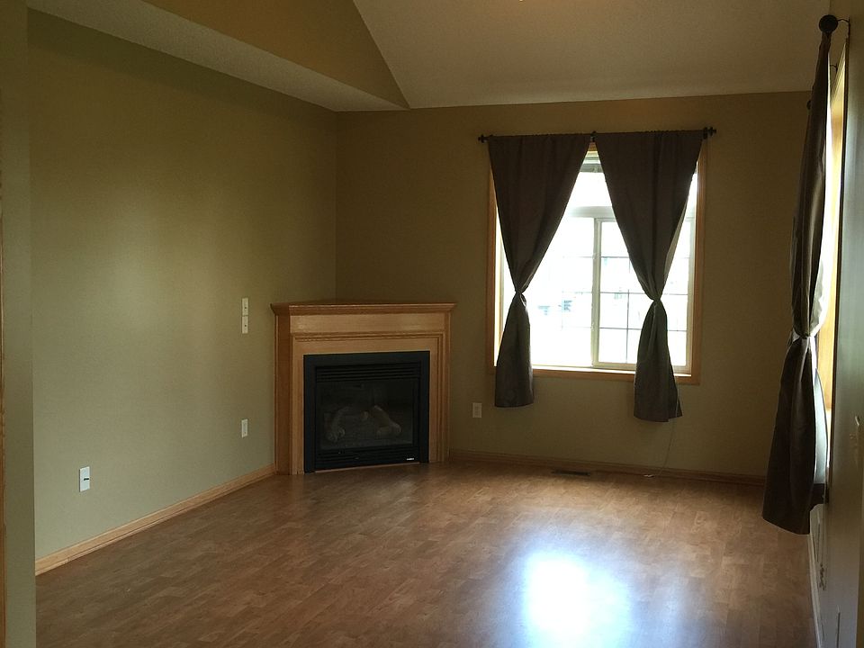 Living rm w/fan & fireplace