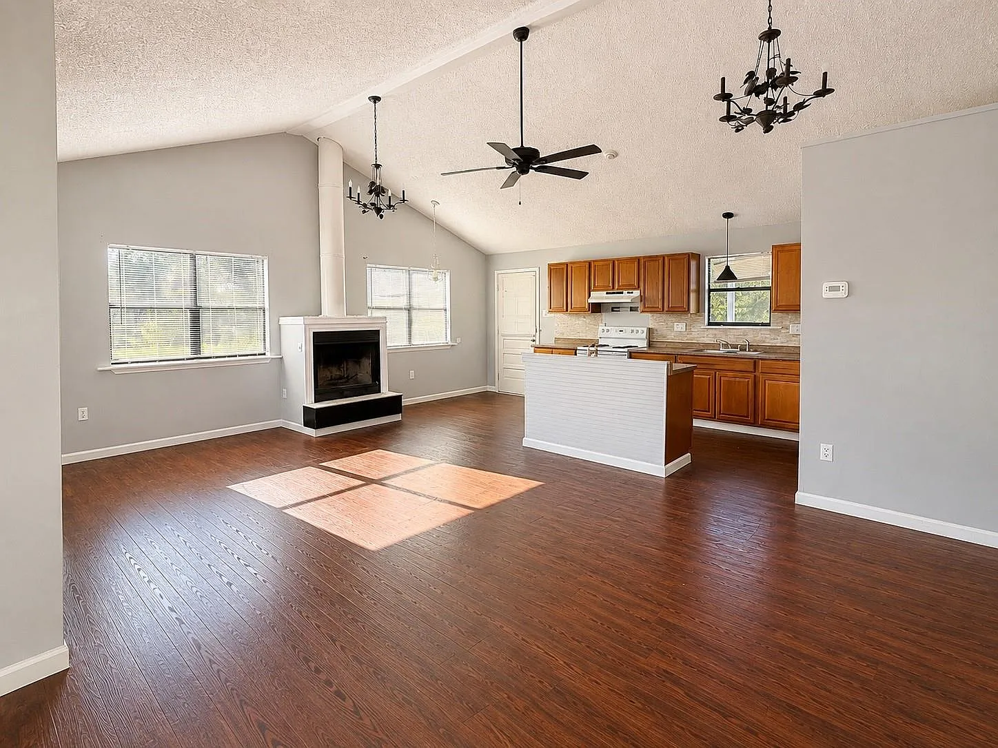 2 bed, 2.0 bath, 984 sqft, $1,400 — Photo 4