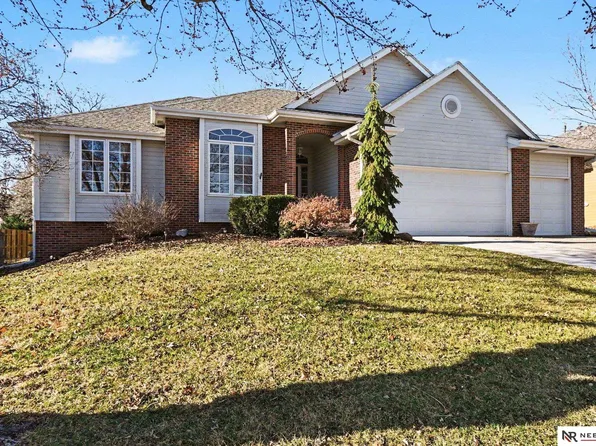 919 Rawhide Rd, Papillion, NE 68046