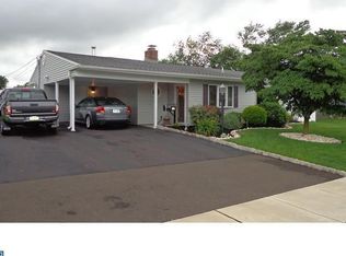 15 Pebble Ln, Levittown, PA 19054