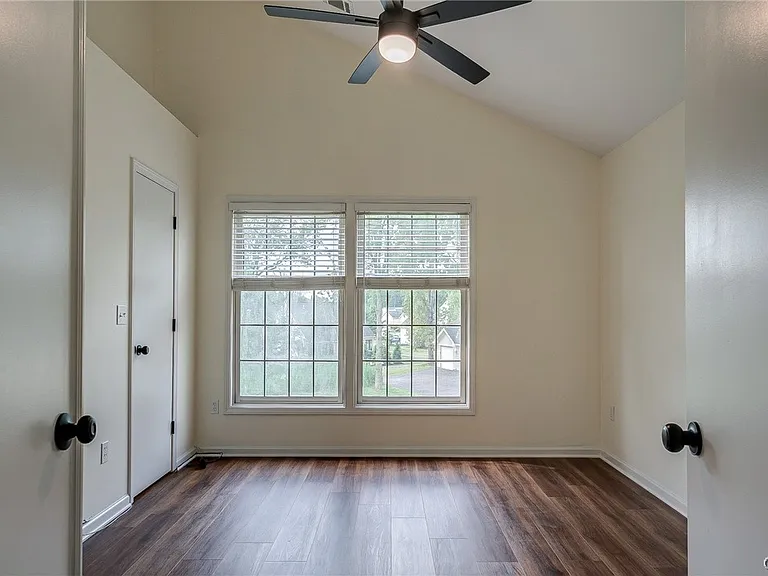 2404 Pipers Ct — Photo 9