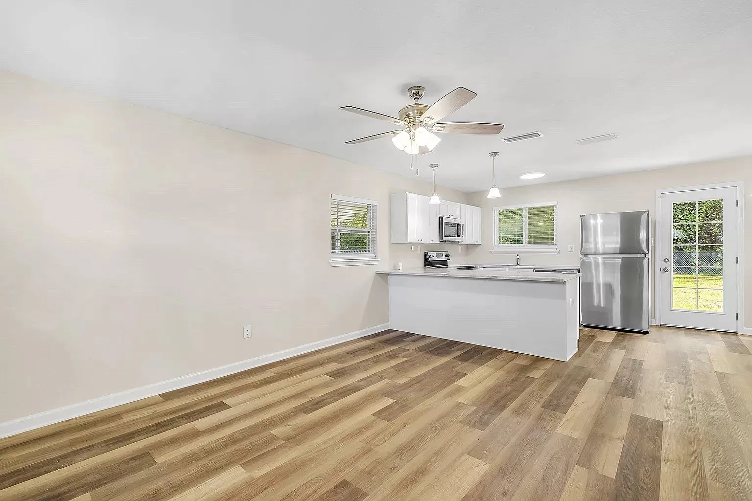 3 bed, 1000 sqft, $1,600 — Photo 4