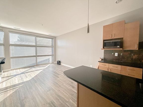 4th image of 2958 N Syracuse St Unit 102
