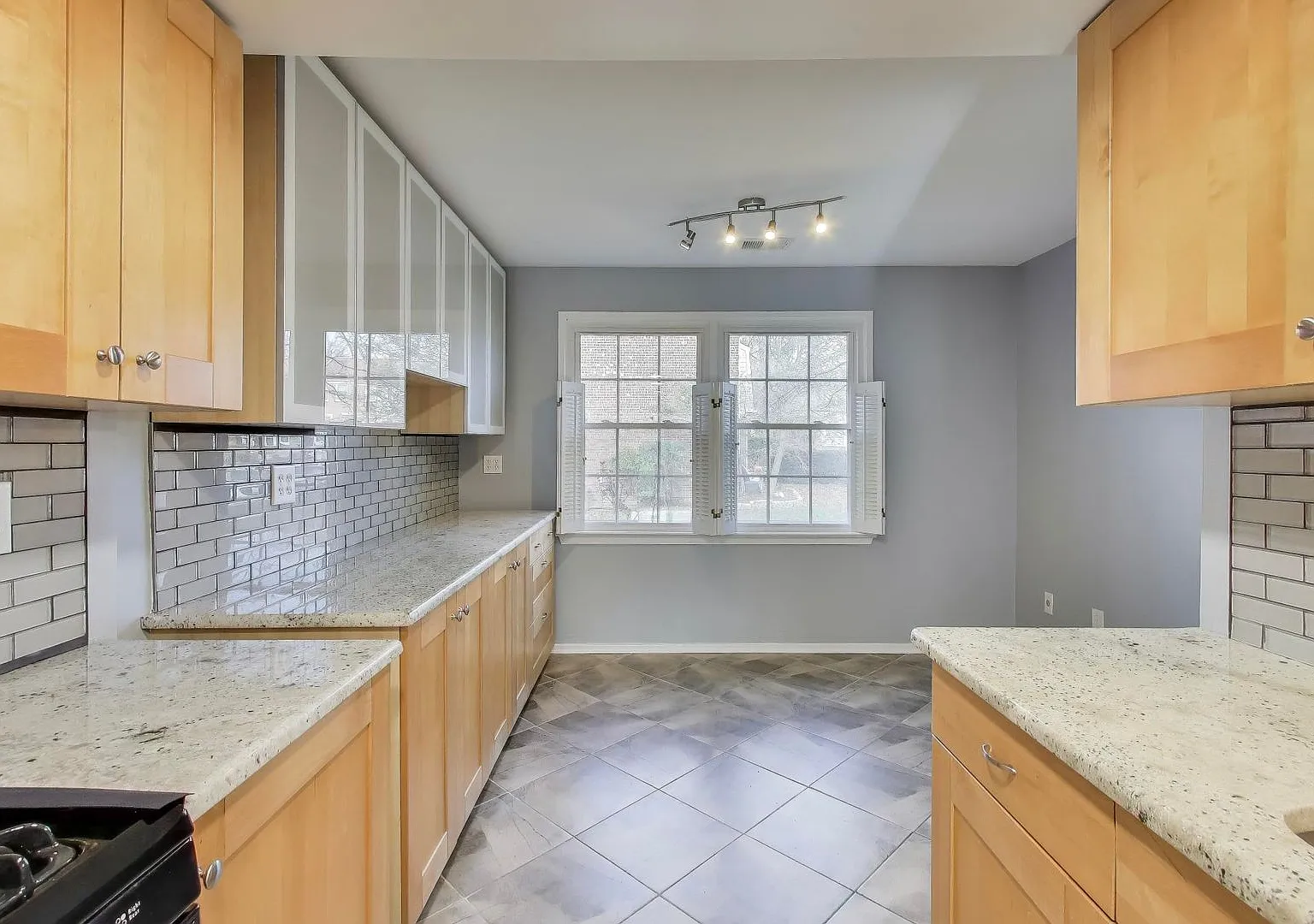 Nicely Remodeled 3 bed / 3.5 BATH's - 3 level brick TH in sought after Columbia on a premium lot — Photo 4