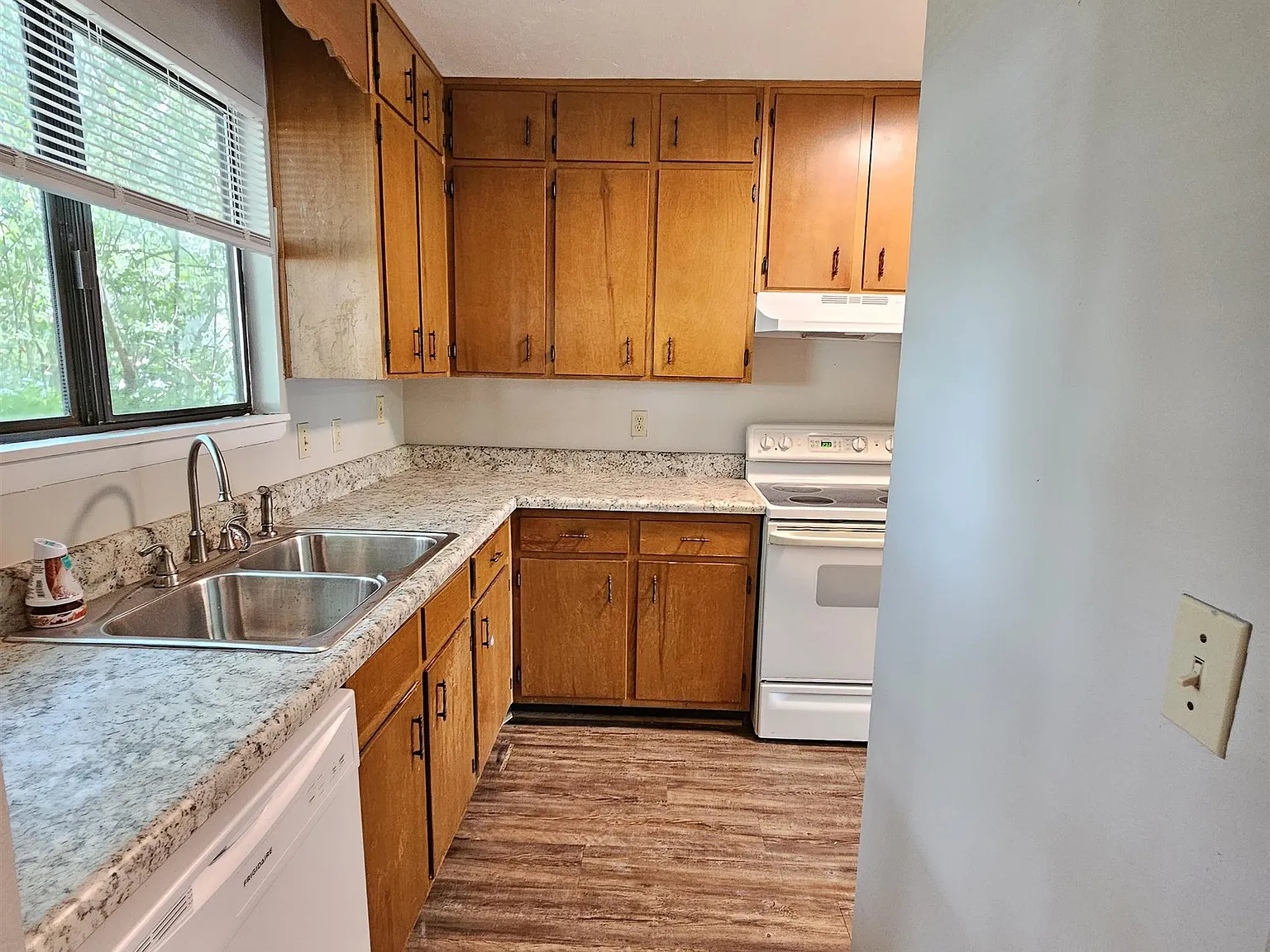 2 bed, 1.5 bath, 1020 sqft, $1,200 — Photo 3